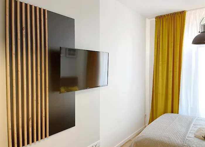 Victoria Iii, Sobieskiego Street